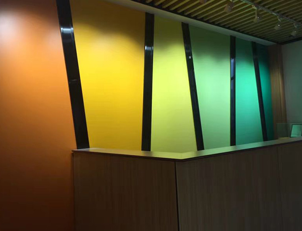 Laminatu trinkoaren gaineko erakusmahaia